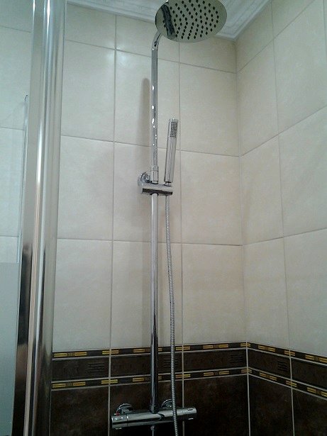 BADEZIMMER-RENOVIERUNG. DUSCHE MIT ABFLUSS IN WAND BADEZIMMER-RENOVIERUNG. DUSCHE MIT ABFLUSS IN WAND